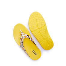 Load image into Gallery viewer, Daisy pattern printed yellow bright supersole comfortable recovery flip flops